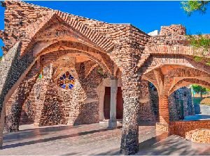 CRIPTA GAUDÍ, COLONIA GÜELL Y CAVA CANALS MUNNÉ