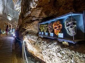 CUEVA DE LAS CALAVERAS Y TEMPLO DEL ARCÁNGEL MIGUEL